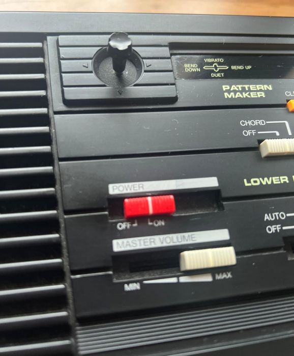 Kawai WK-40 – Teclado Electrónico 49 Teclas + Carregador