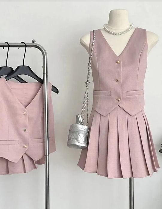 Жіночий рожевий костюм