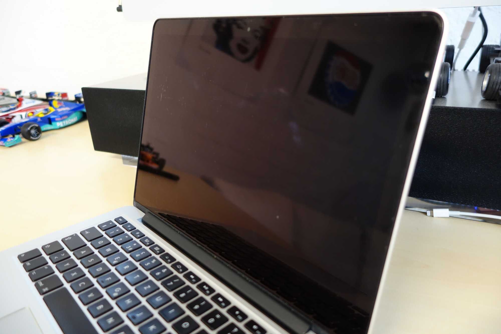 Apple MacBook Pro Retina 13 inch Нова батарея!!!