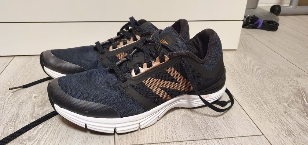 Buty damskie NEW BALANCE  WX715v3 rozmiar 39 wkładka 25cm stan na foto