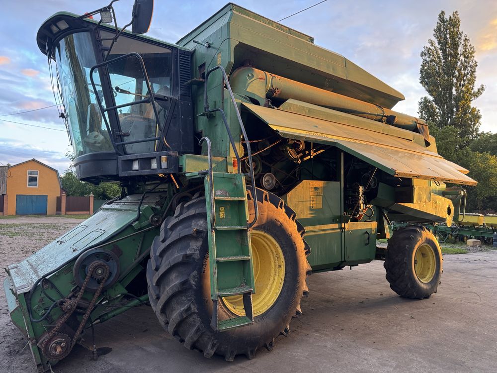 Комбайн John Deere 2066 зернозбиральний комбайн