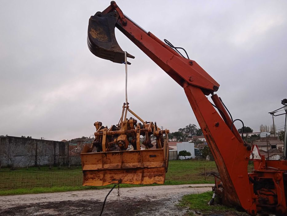 Retroescavadora FAI com motor perkins turbo