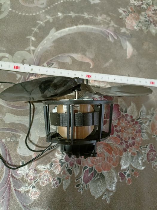 Двигатель для тепловентилятора с пропеллером.