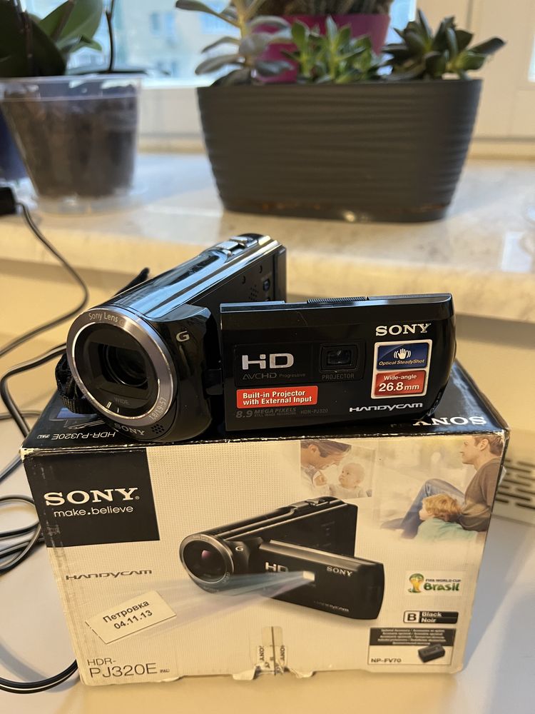 Цифровая видеокамера Sony HDR-PJ320E