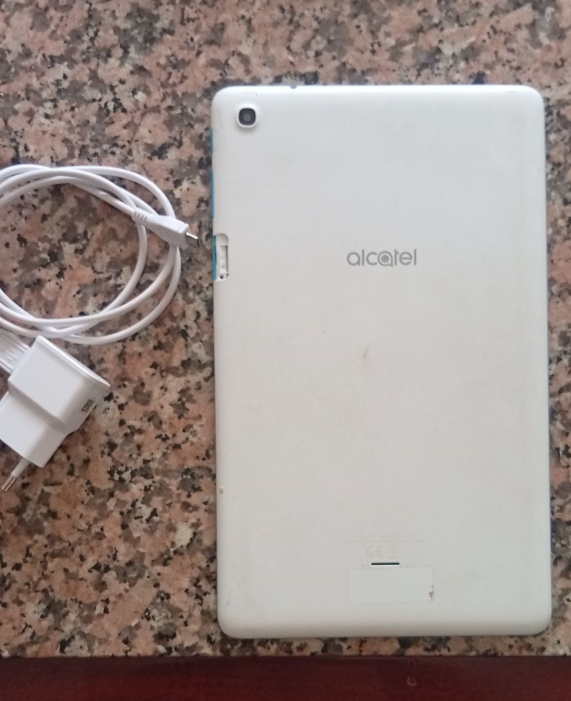 Tablet alcatel de 10 polegadas já com alguns anos mas a funcionar