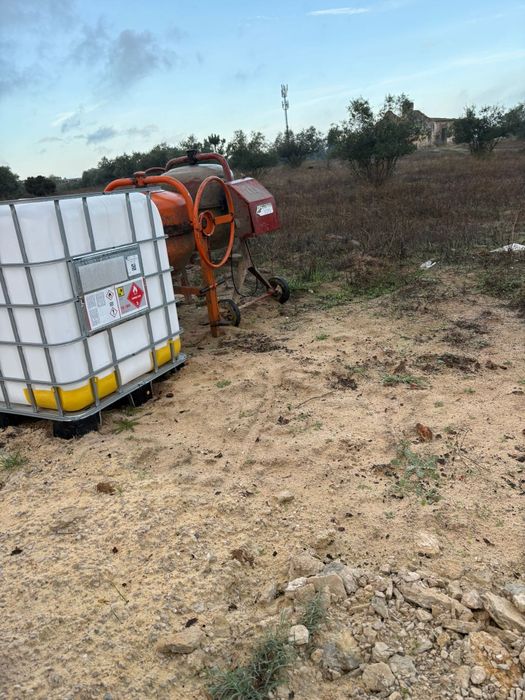Duas betoneiras e um bidão de 1000L