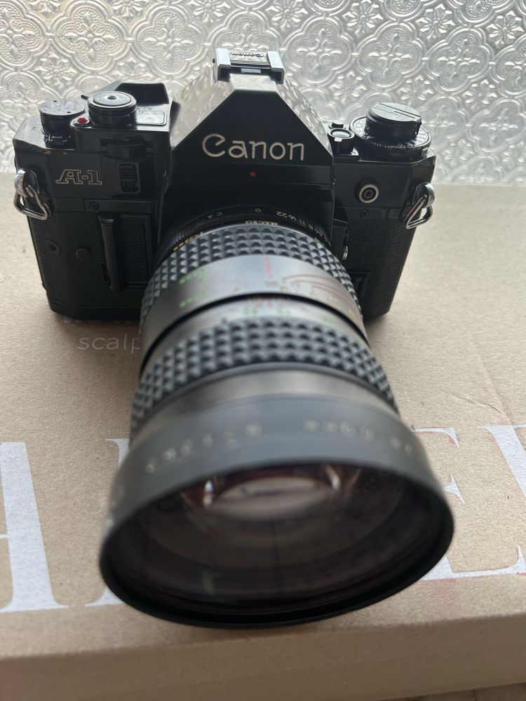 Canon A-1 com lente 28-80 mm 1:3,5 Makinon MC