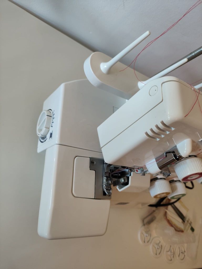 Máquina Costura corta e cose Quigg como nova