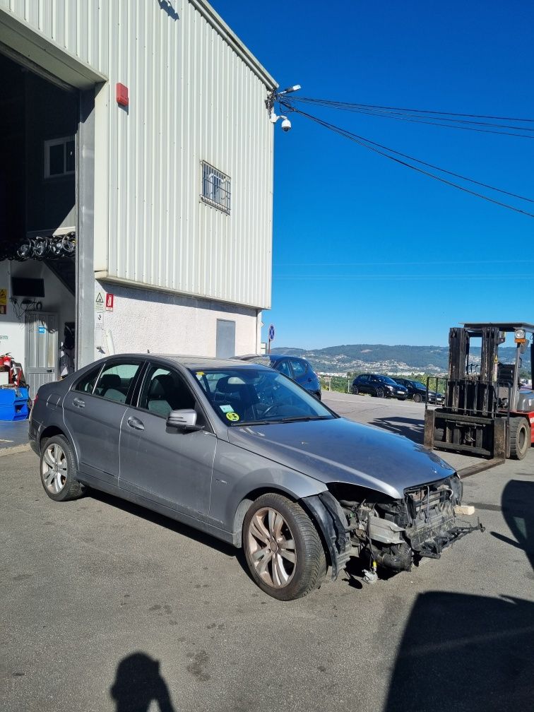 Mercedes-Benz W204 C220 CDi Avantgarde de 2009 para peças