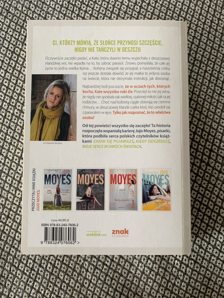 Książka Jojo Moyes ,,Pod osłoną deszczu”