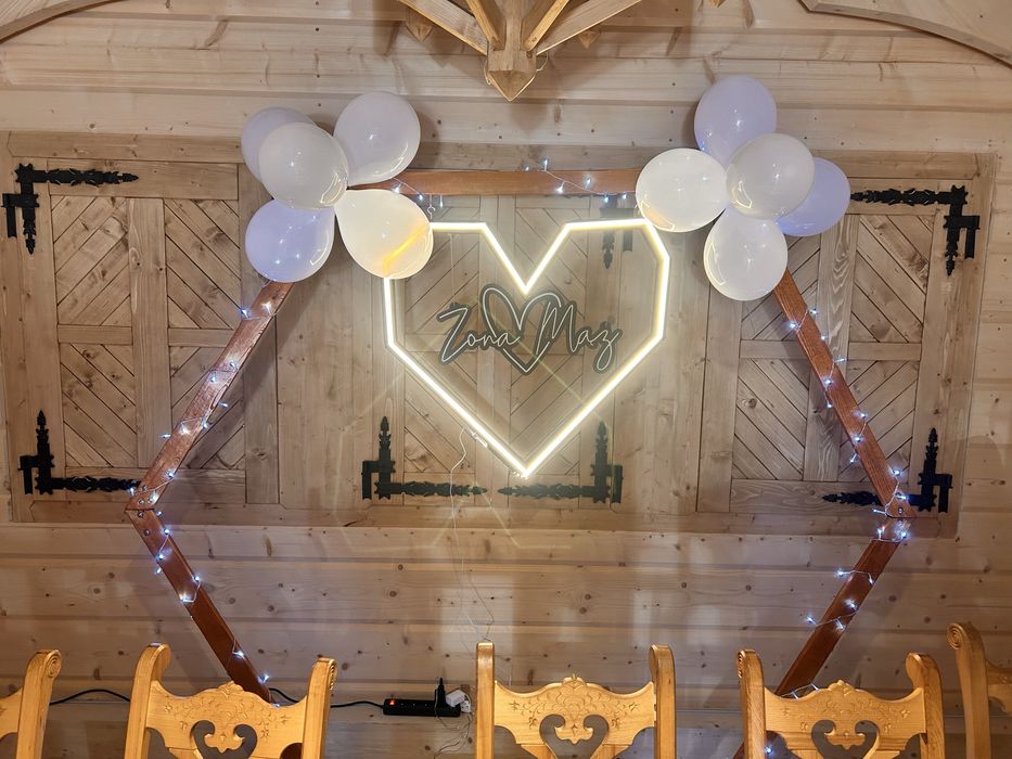 Ścianka weselna dekoracja stołu pary młodej drewniana