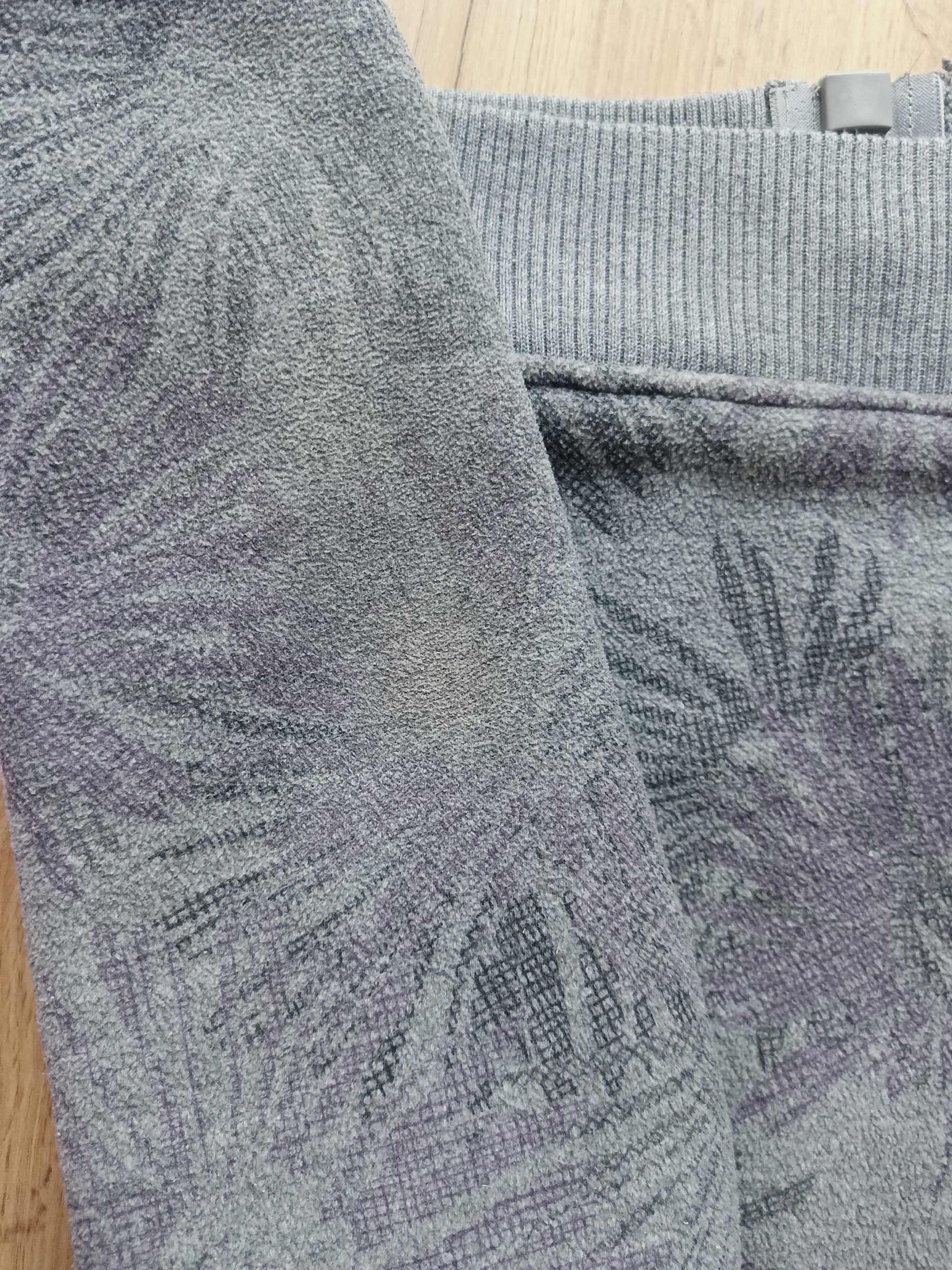 Rozpinana bluza z kapturem rozmiar L40