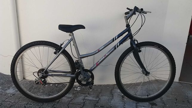 Bicicleta marca Esmaltina Roda 26 usada
