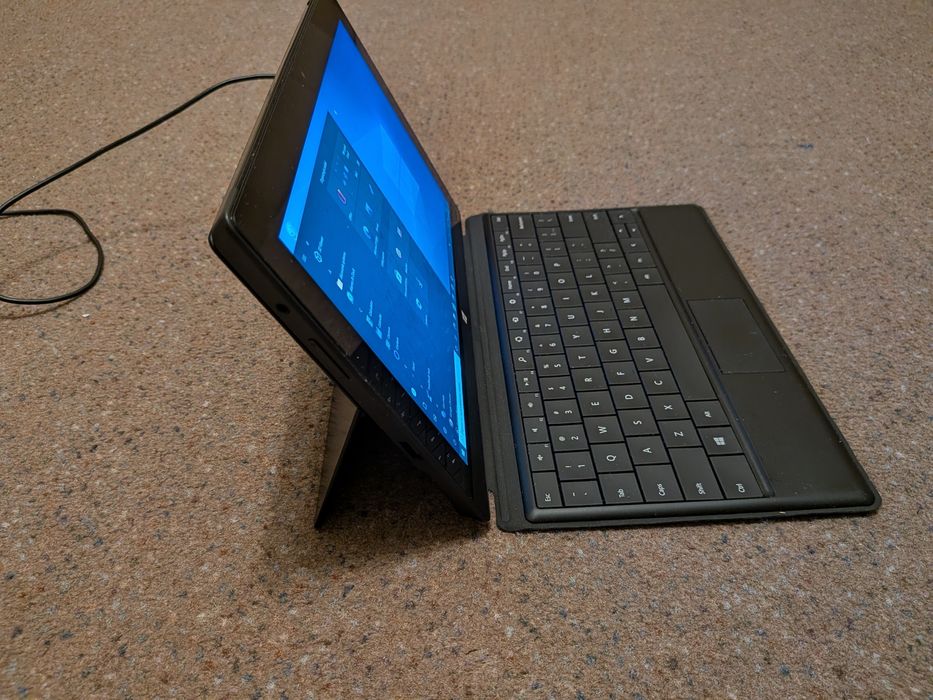 Prezent: Tablet Microsoft Surface 10,6” Intel Core i5 4 GB / 128 GB