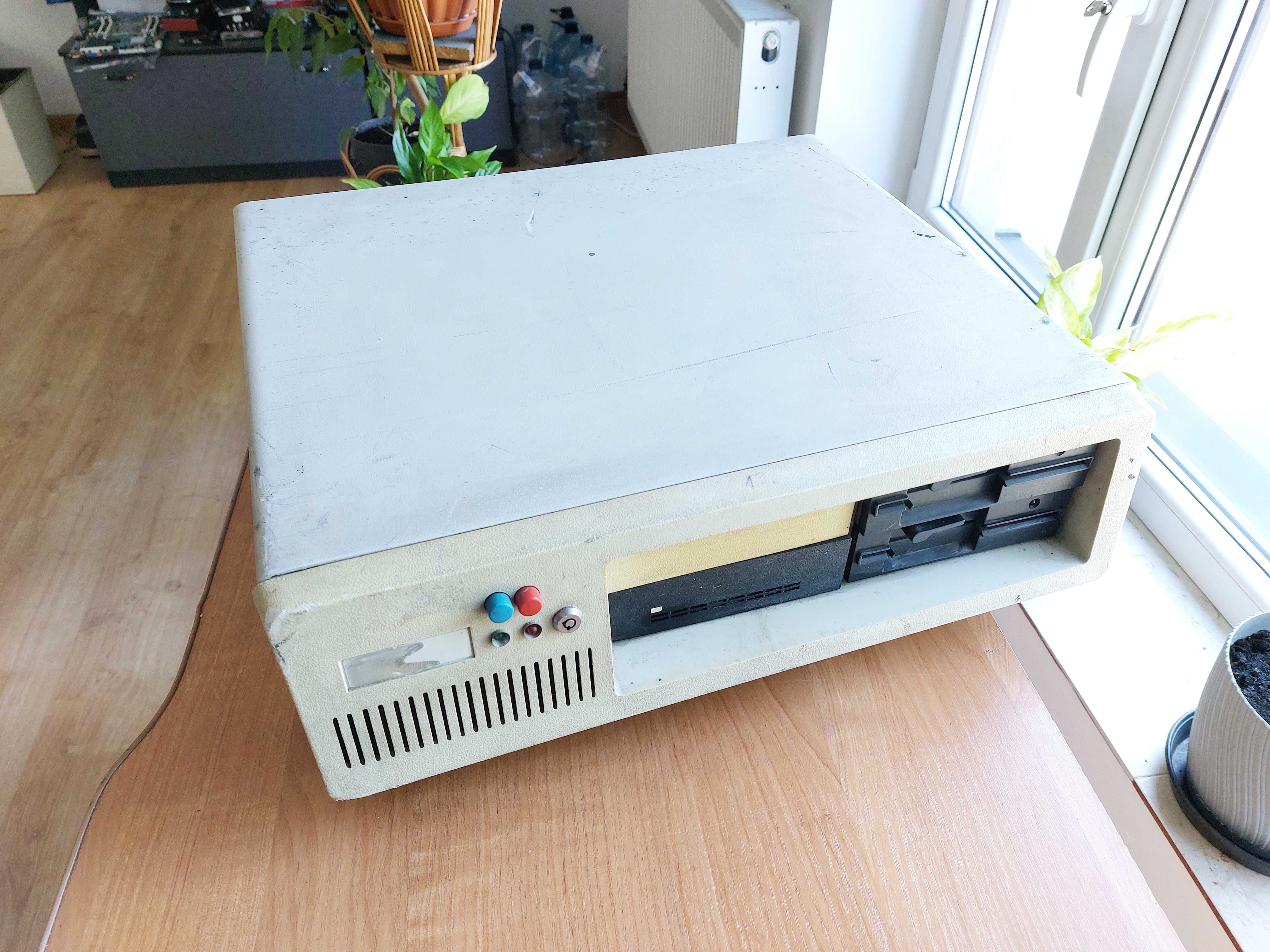 Stary komputer PC zabytek AMD 286