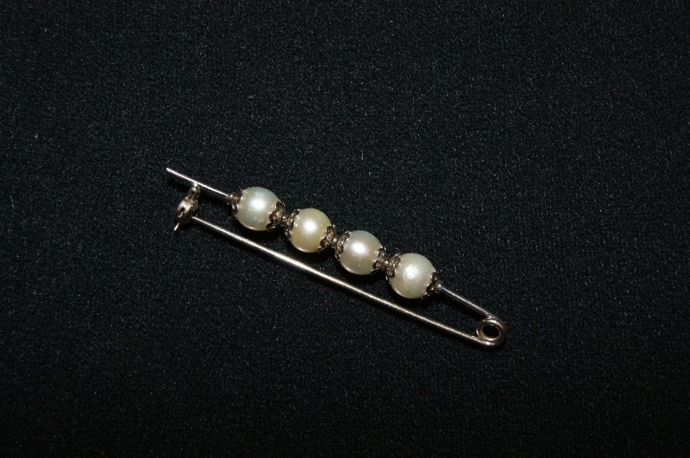Stara antyczna broszka z naturalnymi perłami, biale zloto, pr 750, 18k