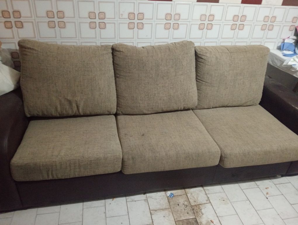 Vendo sofá chaise longue em bom estado.