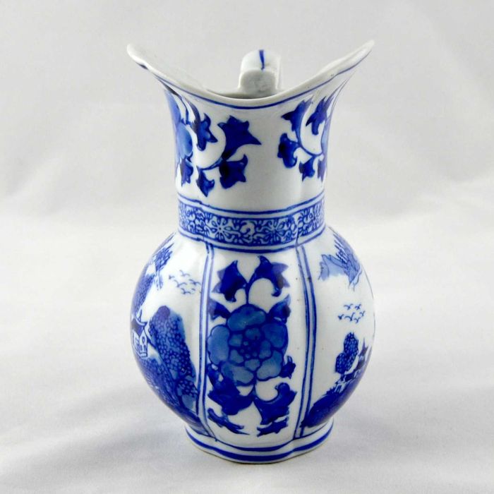 Jarro Porcelana da China Azul e Branco decorado com flores e pagodes