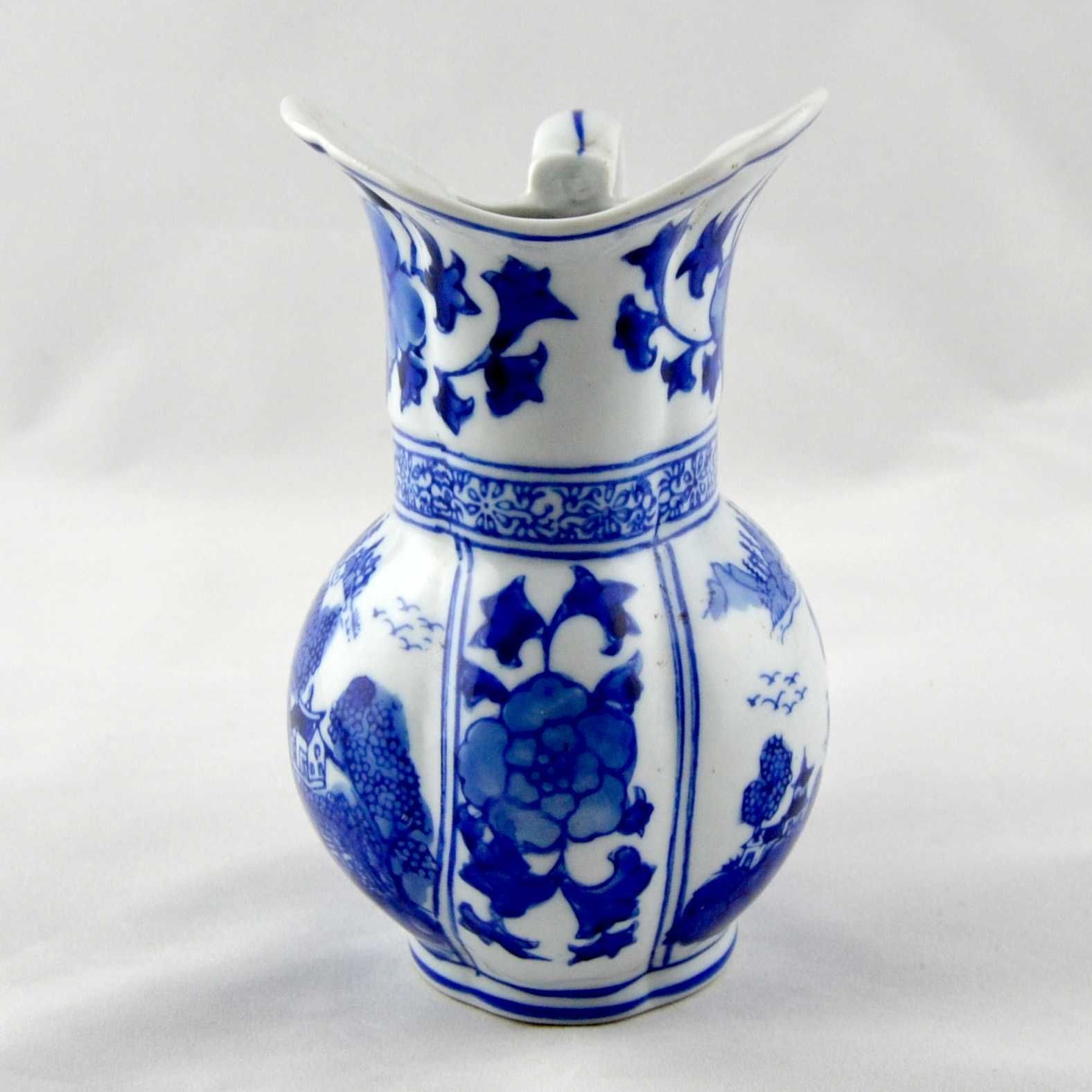 Jarro Porcelana da China Azul e Branco decorado com flores e pagodes