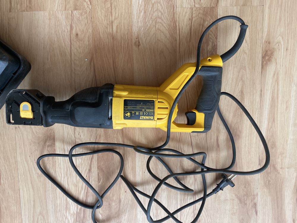 Pila szablasta dewalt dwe305 qs