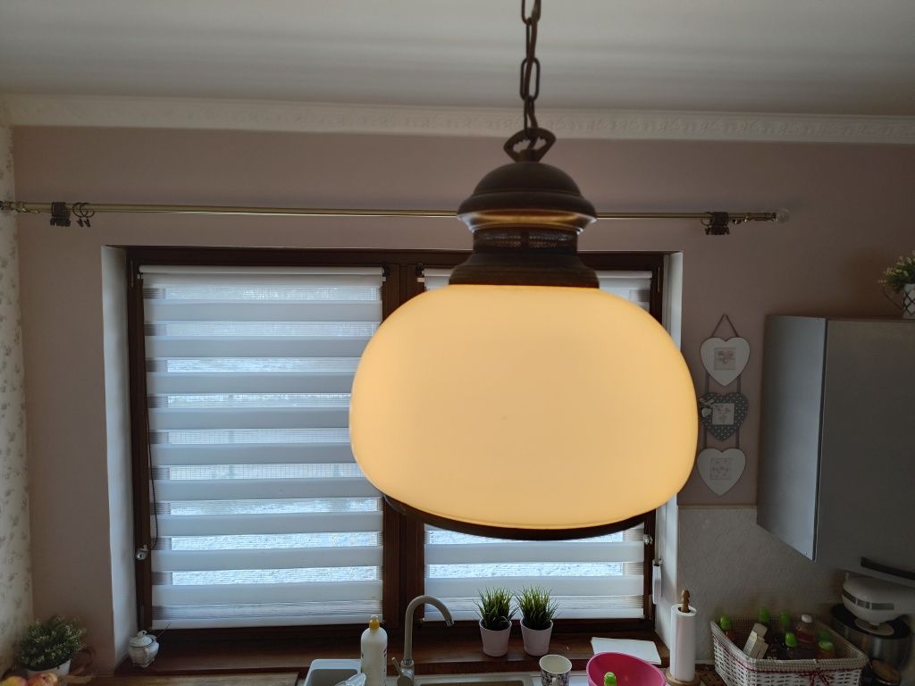 Lampa wisząca z białym kloszem