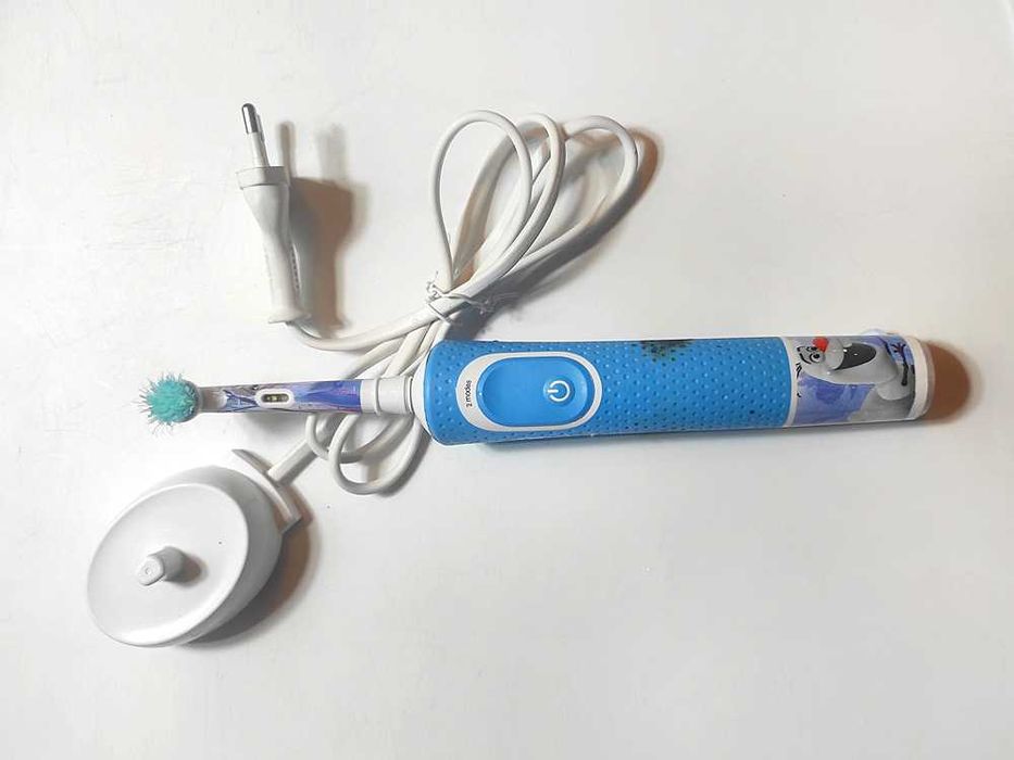 Детская электрическая зубная щетка Oral-B Kids Frozen + з\у