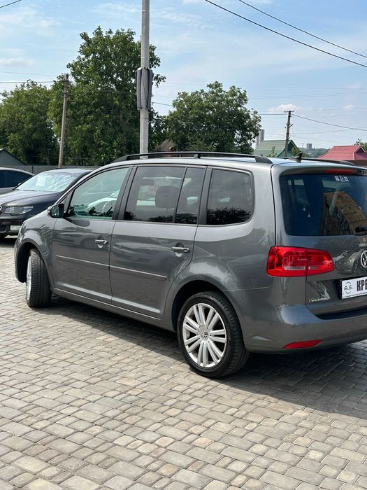 Продам Volkswagen Touran  2013 рік можлива розстрочка,кредит,обмін!