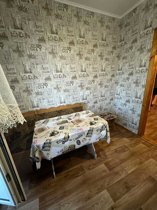 1к, озерна , середній , поверх, поруч озера , мінімальне оформлення