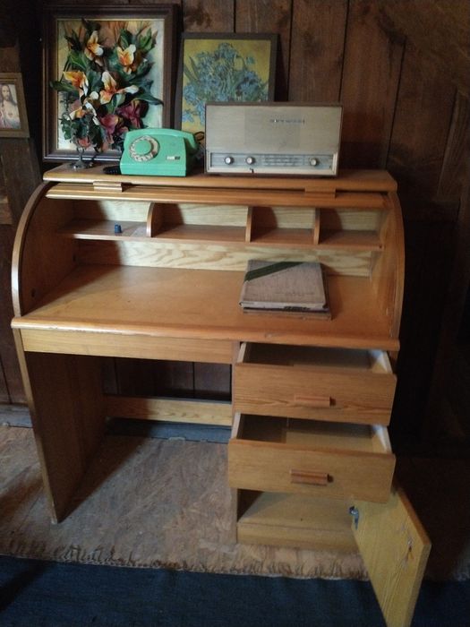 Sekretarzyk sosnowy zamykany Biurko