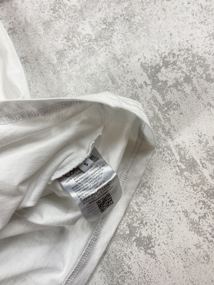 Біла футболка Calvin Klein з шкіряною вставкою і логотипом
