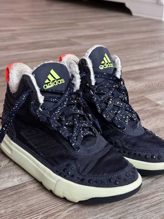 Продам женские кроссовки Adidas