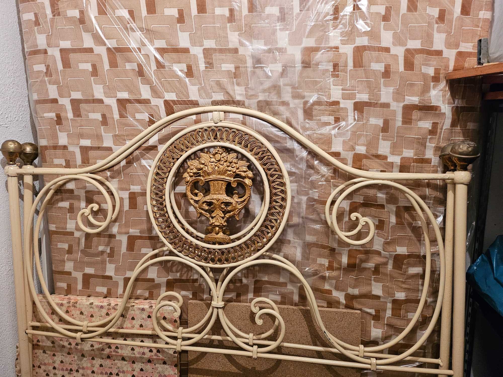 Cama de ferro com Colchão e estrado de corpo e meio.