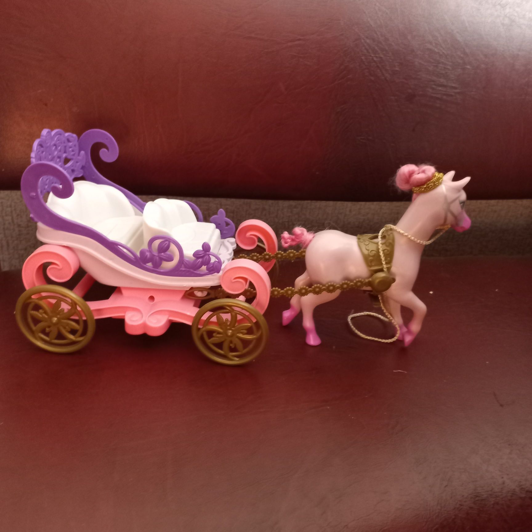 Карета повозка с лошадью и куколкой на выбор