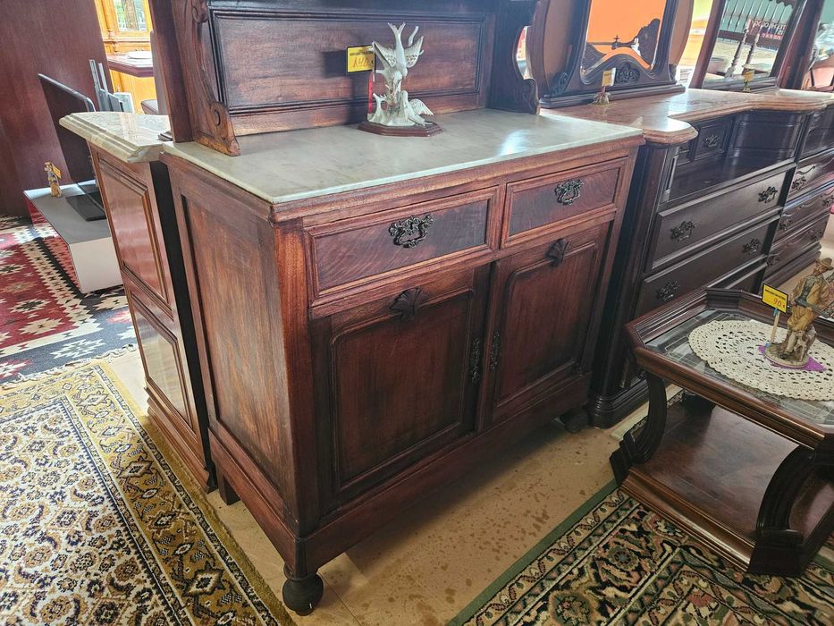 Móvel antigo em madeira e pedra - Com marcas de uso