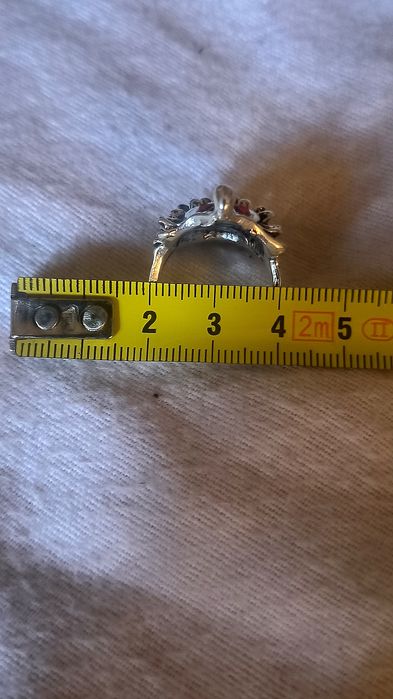 Anel Prateado Porco Espinho 2 Pedras Vermelhas