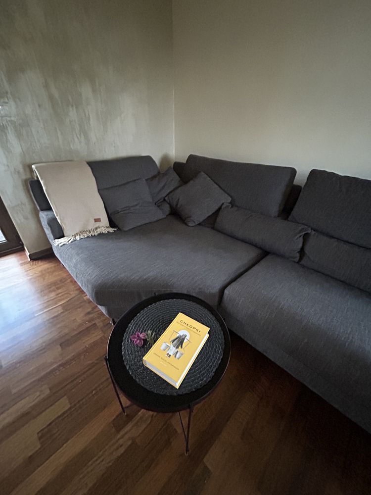 Stylowa, komfortowa sofa w kolorze pięknej szarości