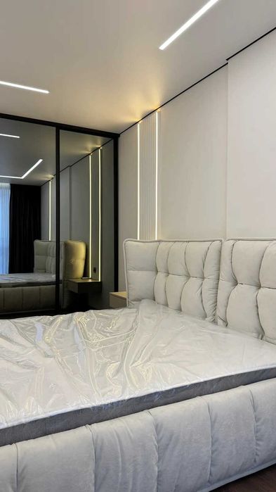 Сучасна двокімнатна в центрі