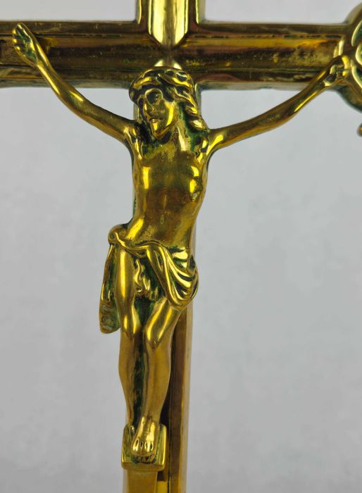 Piękny stary stylowy krzyż mosiężny stojący z Francji