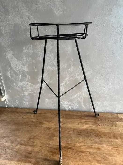 Kwietnik metalowy stojący