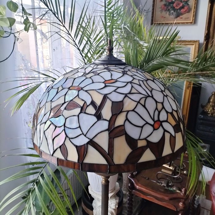 Duża witrażowa lampa podłogowa