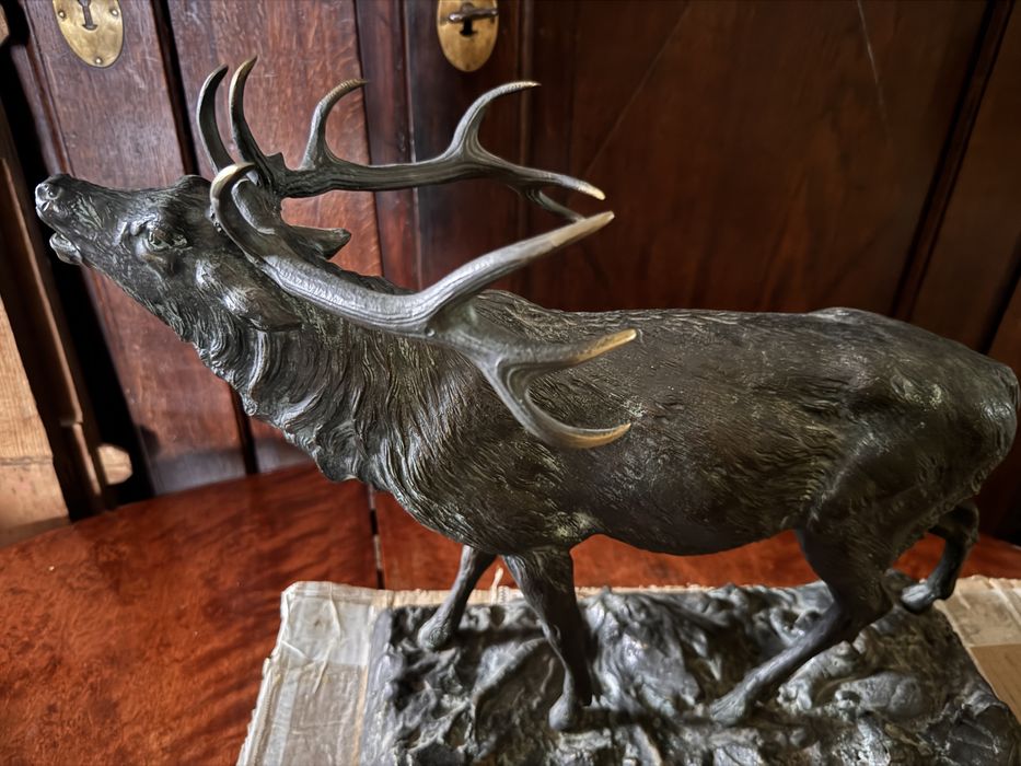 Jelen figurka na podstawie