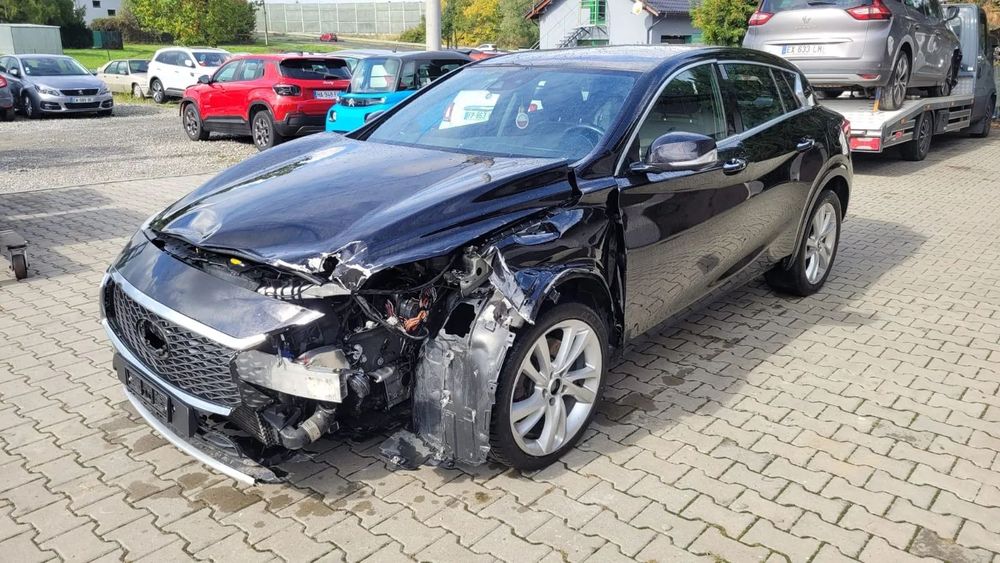 Infiniti Q30 2.2D Premium - AWD 4x4 - Panorama - Skóra -  Szwajcaria - Tanio!