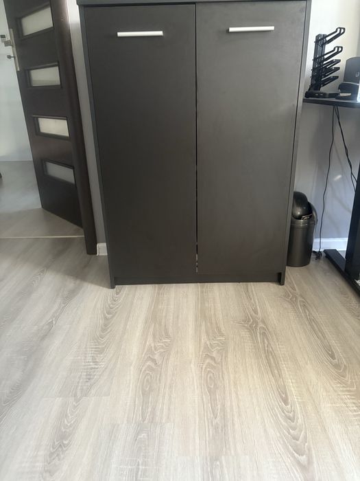 Szafa komoda  czarna na ubrania z polkami