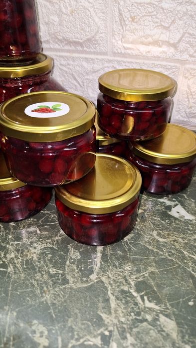 Варення,  брусниці,  чорниці,  журавлини, кизилу.