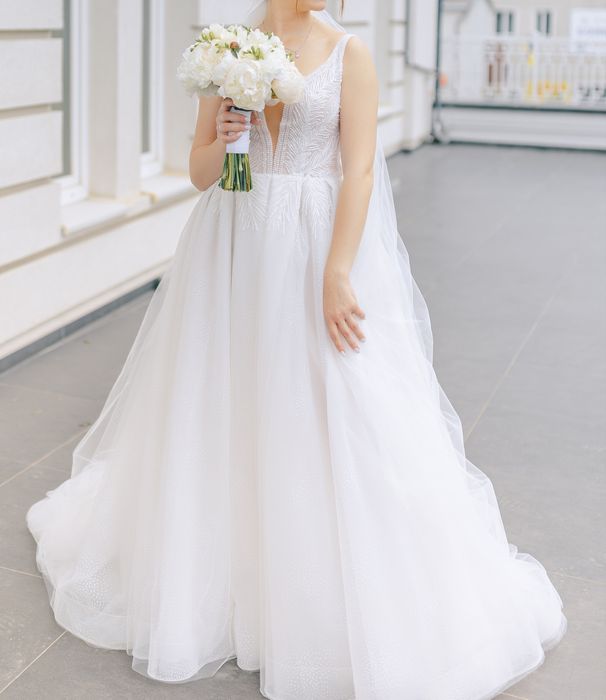 Весільна сукня зі шлейфом