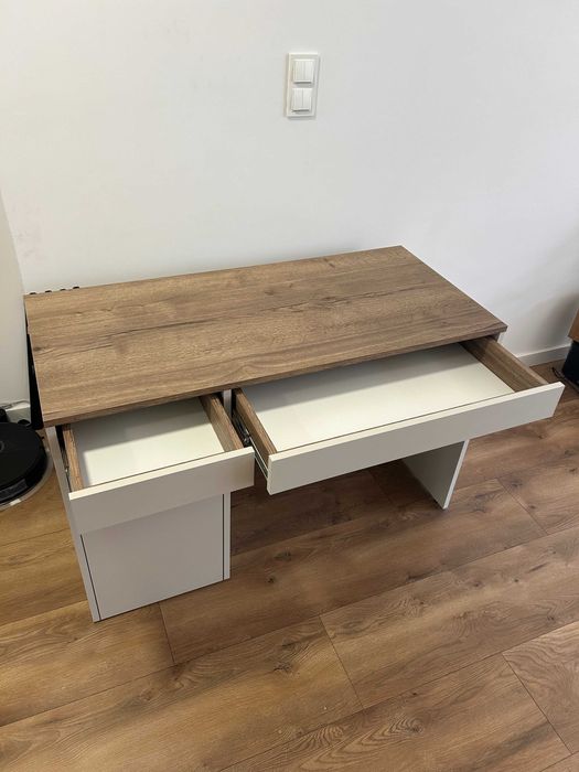 Biurko – Solidne, Nowoczesne, w Bardzo Dobrym Stanie (od Stolarza)