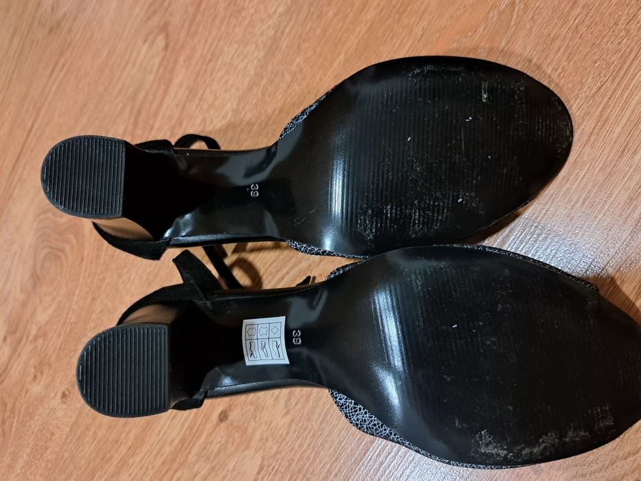 Sandaly na słupku r. 39