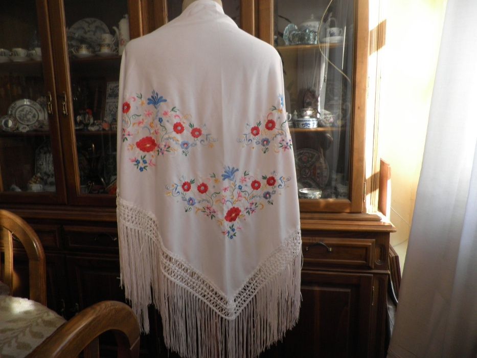 Xailes bordados para si e tambem decoracao onde se canta i fado
