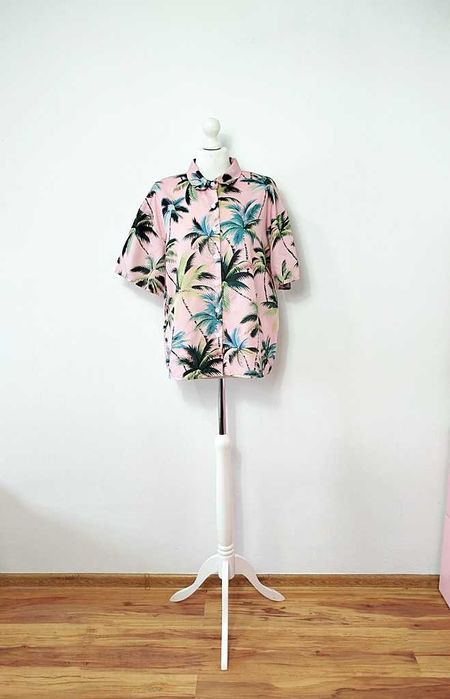 Shein różowa pudełkowa satynowa koszula w palmy