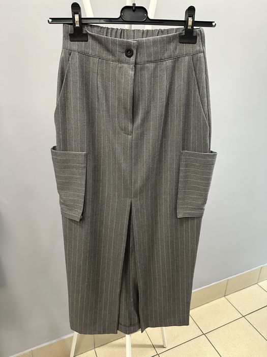 Spódnica ONE Fashion szara w prążek z rozcięciem z przodu rozmiar s